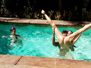 BTS junto a la Piscina Joanna Angel & Juliette Negro