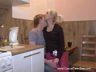 Amigos follar en la cocina