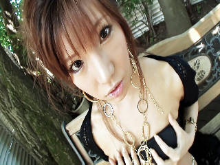 Lindo Serina tiene una coincidencia bra y el vibrador que ella usa en su coÃ±o