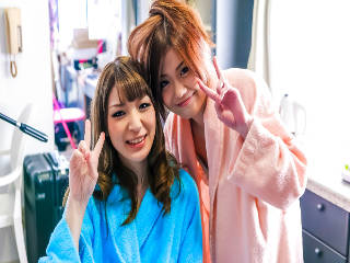 Dulce Ã­dolo de la Nao en raso blanco y negro leggings con encaje yace en el sofÃ¡ jugando con su coÃ±o.